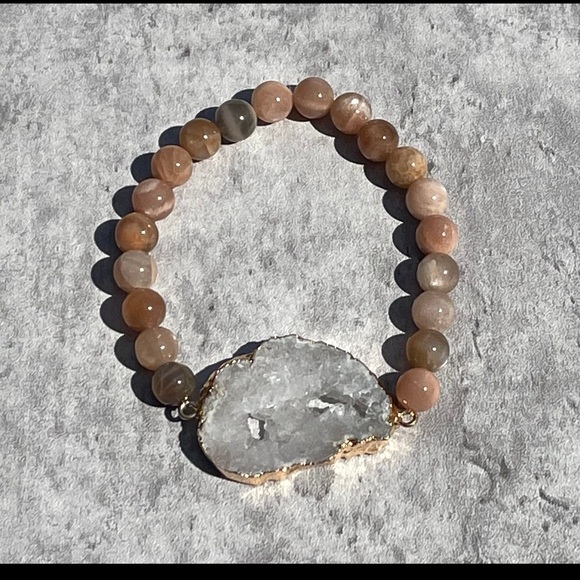 Peach Moonstone with Druzy Agate. Crystal stretch bracelet - Picture 3 of 4